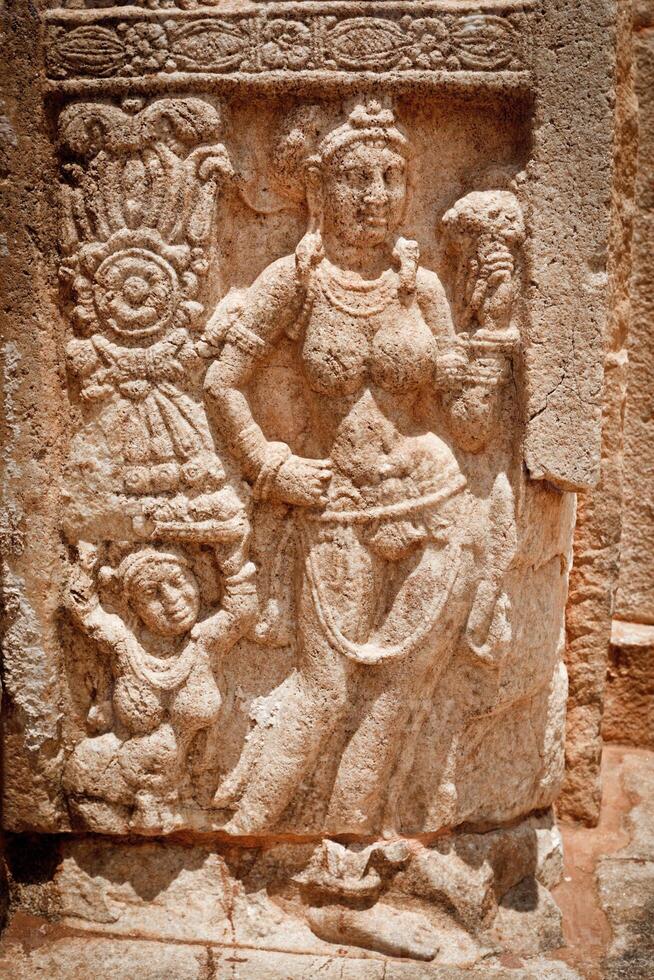 gammal bas lättnad på jetavaranama dagoba stupa. anuradhapura, sri lanka foto