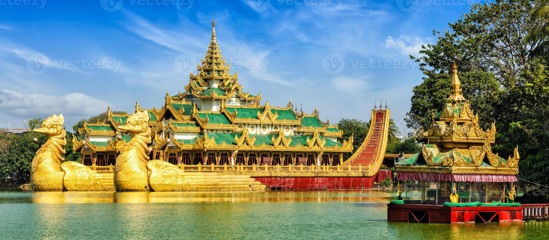 karaweik kunglig pråm, kandawgyi sjö, yangon foto