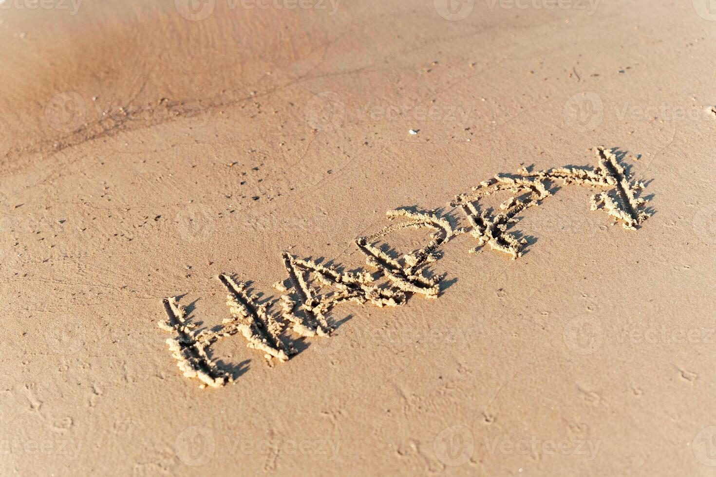 inskrift 'lycka' på de strand sand som en symbol av glädje och positivitet foto