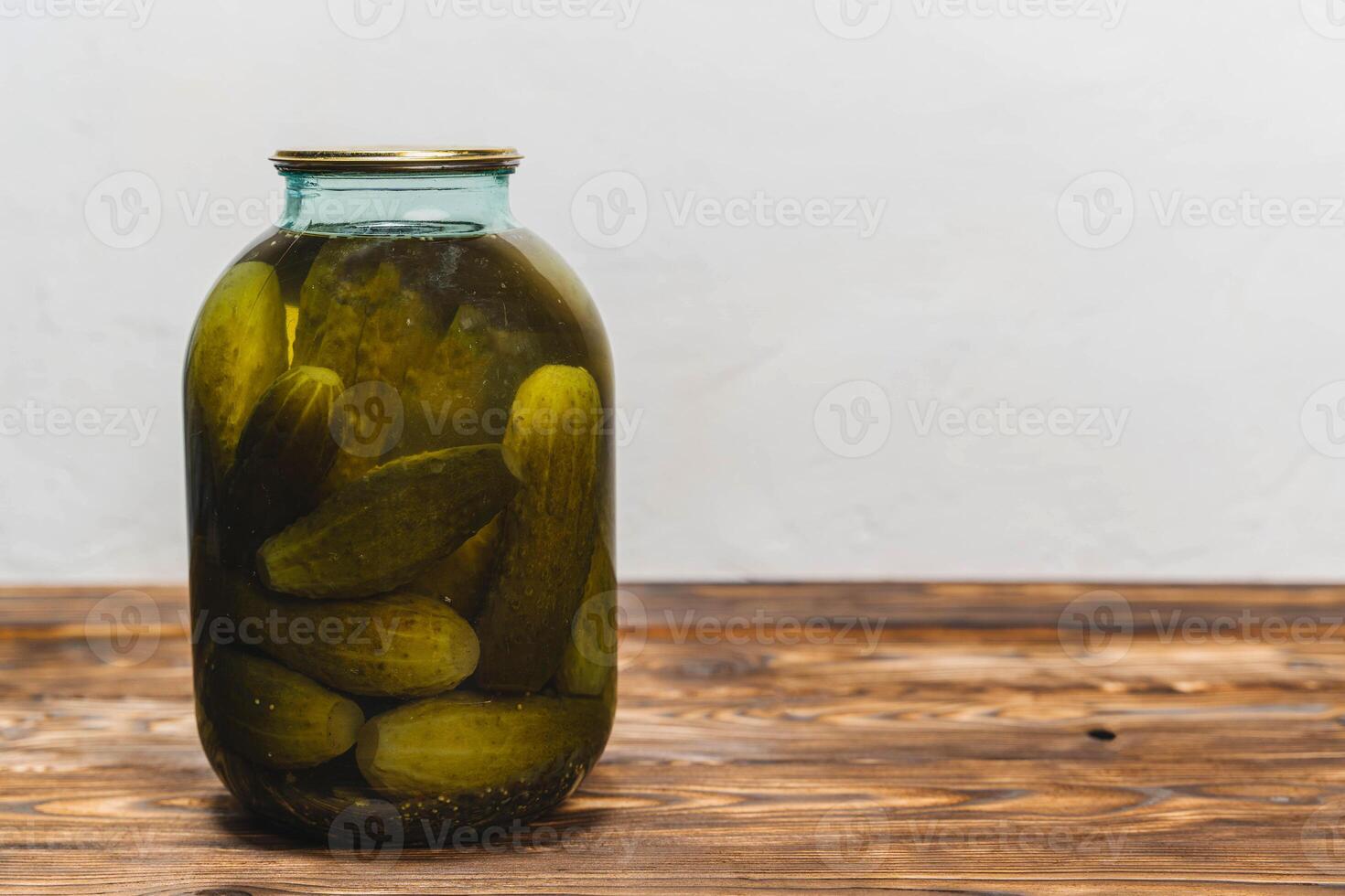 burk med pickles på träbord foto