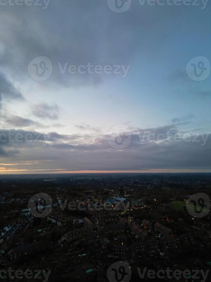 hög vinkel se av upplyst central harpenden stad av England under natt. förenad rike. Mars 16:e, 2024 foto