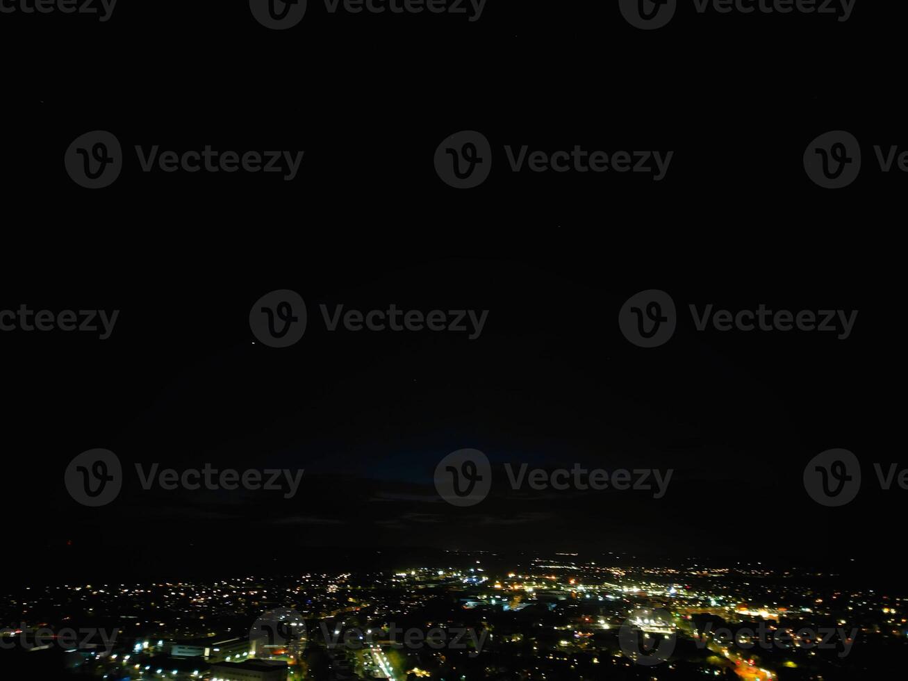 antenn natt se av upplyst central aylesbury stad av England förenad rike. april 1:a, 2024 foto