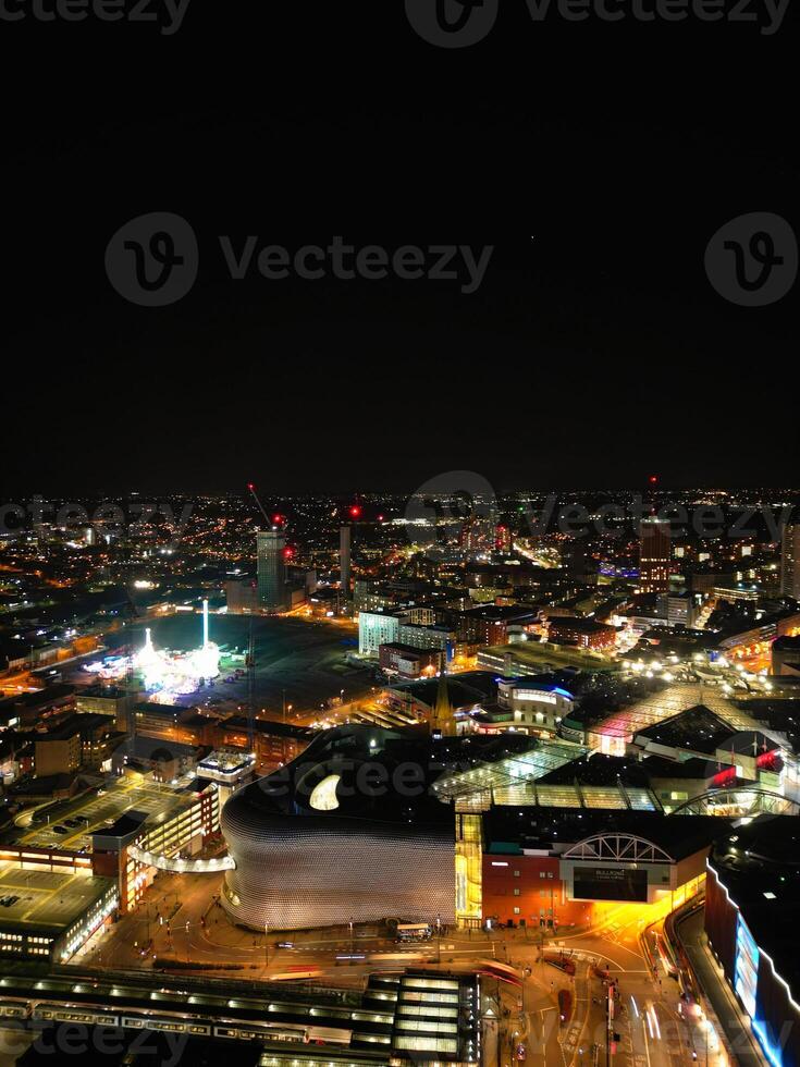 antenn natt se av upplyst stad Centrum byggnader av birmingham central stad av England förenad rike. Mars 30:e, 2024 foto