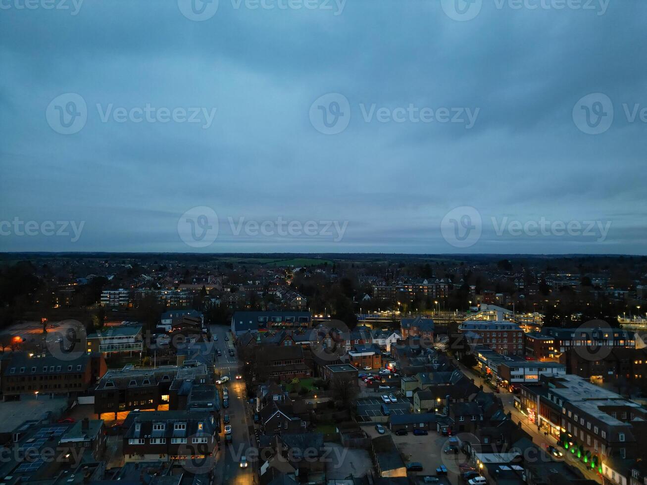 hög vinkel se av upplyst central harpenden stad av England under natt. förenad rike. Mars 16:e, 2024 foto