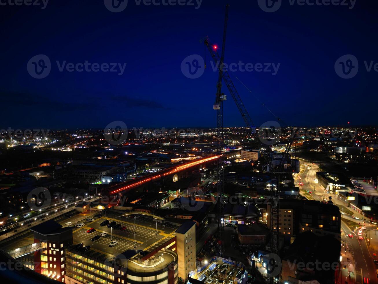antenn natt se av upplyst stad Centrum byggnader av birmingham central stad av England förenad rike. Mars 30:e, 2024 foto