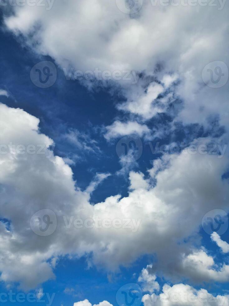 skön himmel med dramatiska moln över birmingham stad av England förenad rike, Mars 30:e, 2024 foto