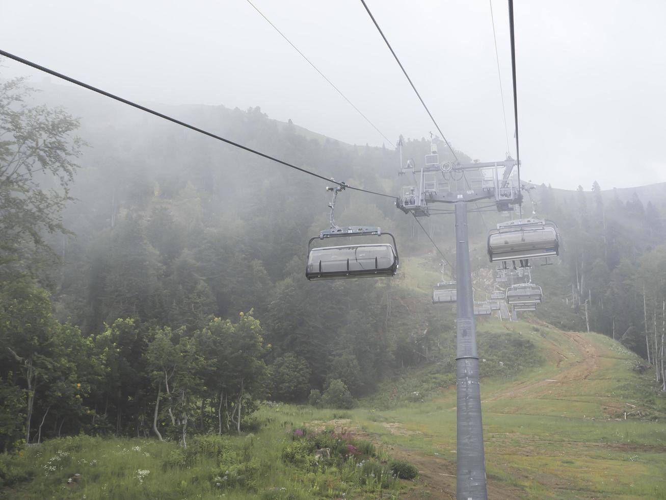 linbanan i Kaukasusbergen. sochi-området, roza khutor, ryssland foto