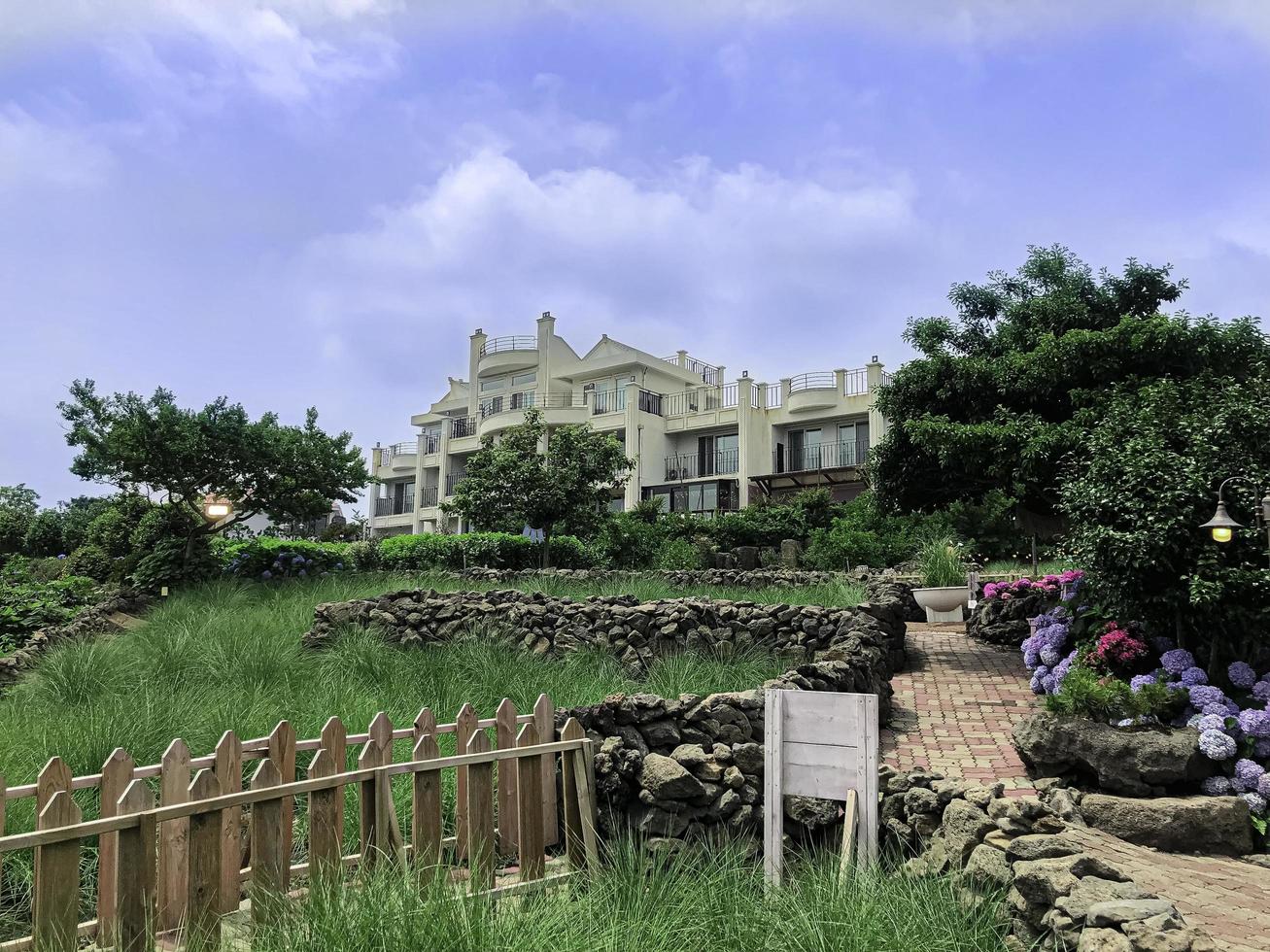 vacker villa på ön Jeju. Sydkorea foto