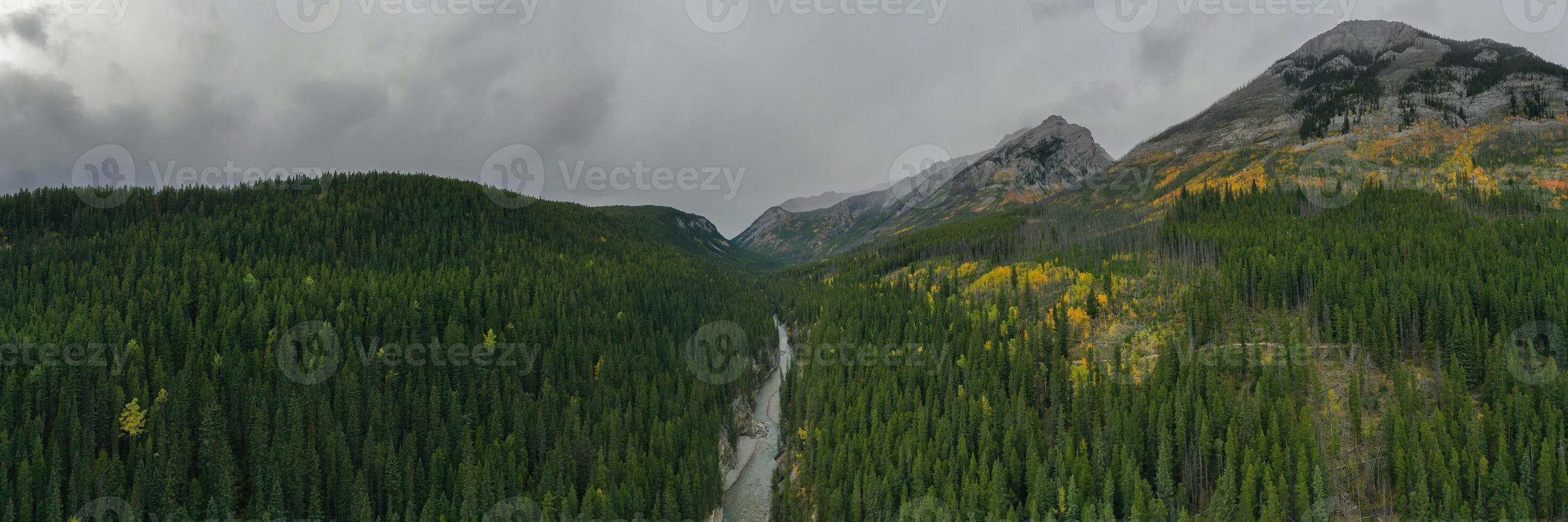 panorama- antenn se av stewart kanjon på sjö minnewanka, banff nationell parkera. foto