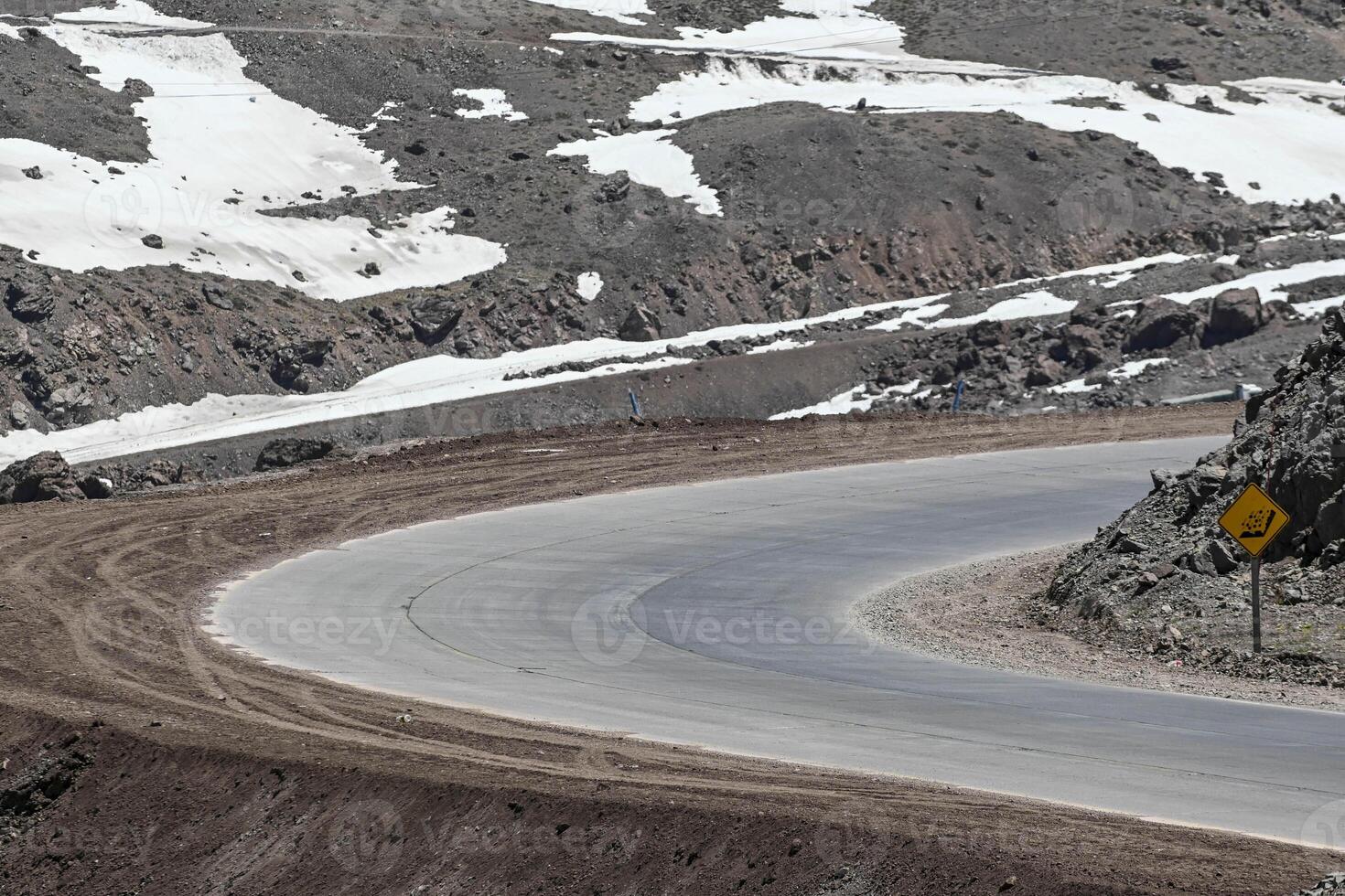 laguna del inka är en sjö i de cordillera område, chile, nära de gräns med argentina. de sjö är i de portillo område foto