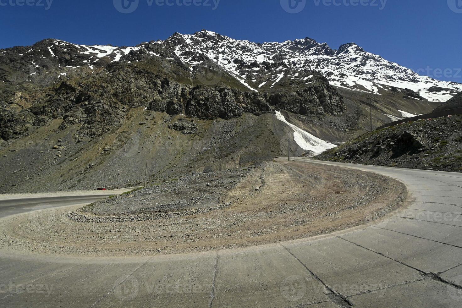 los caracoles öken- motorväg, med många kurvor, i de andes bergen foto