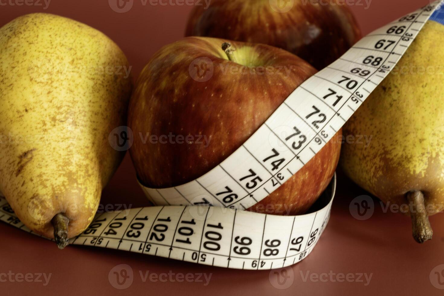 tejp mäta och äpple symboliserar diet och fetma foto