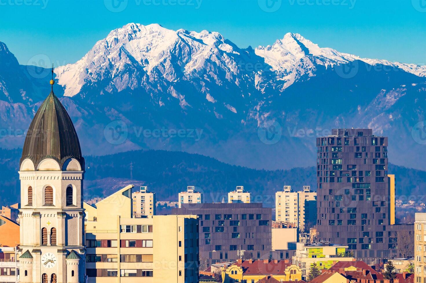 ljubljana, slovenien. modern bostads- byggnader och kyrka av st. Joseph foto