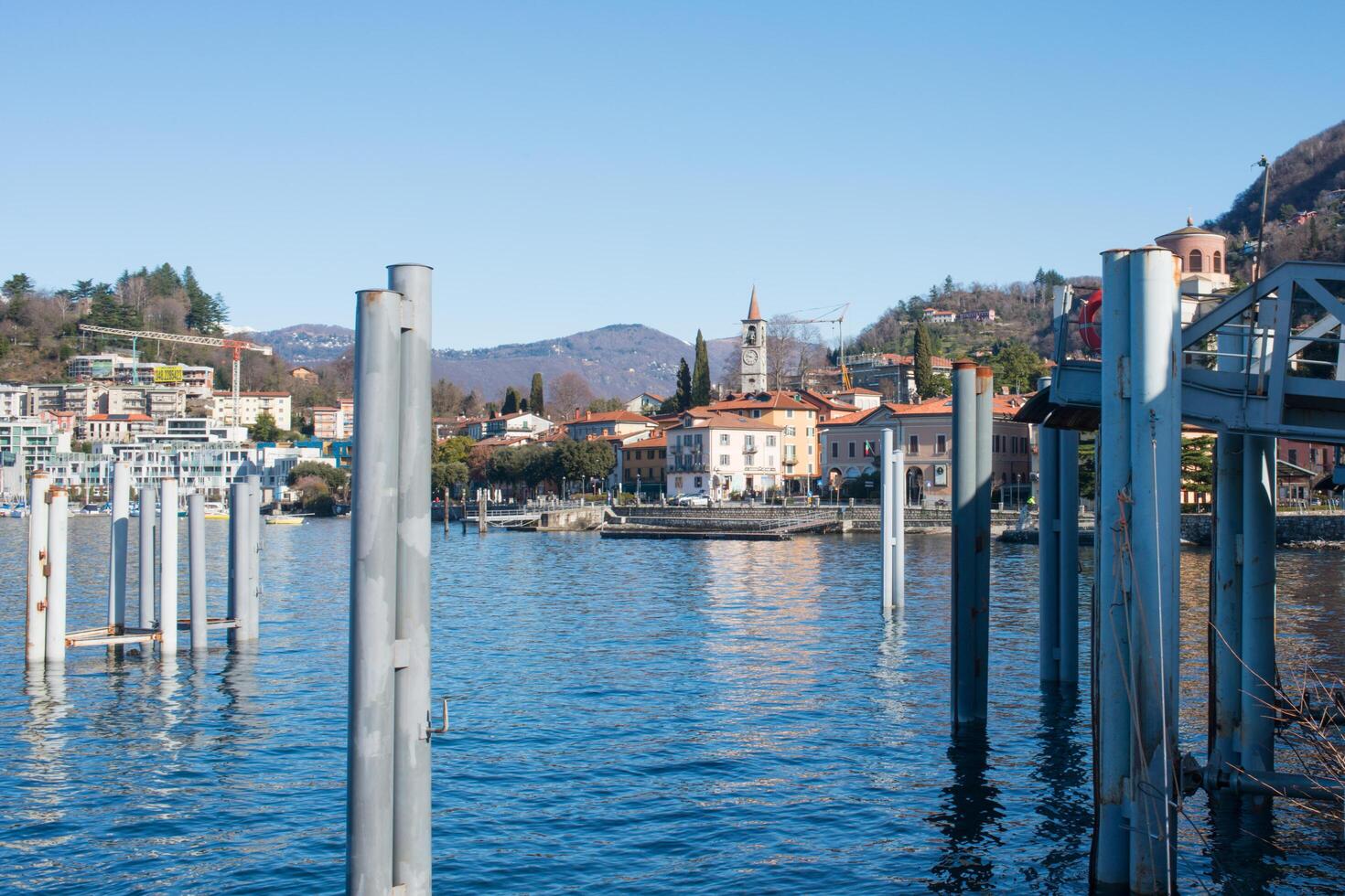 skön byggnader på laveno monbello vid vattnet, Italien foto