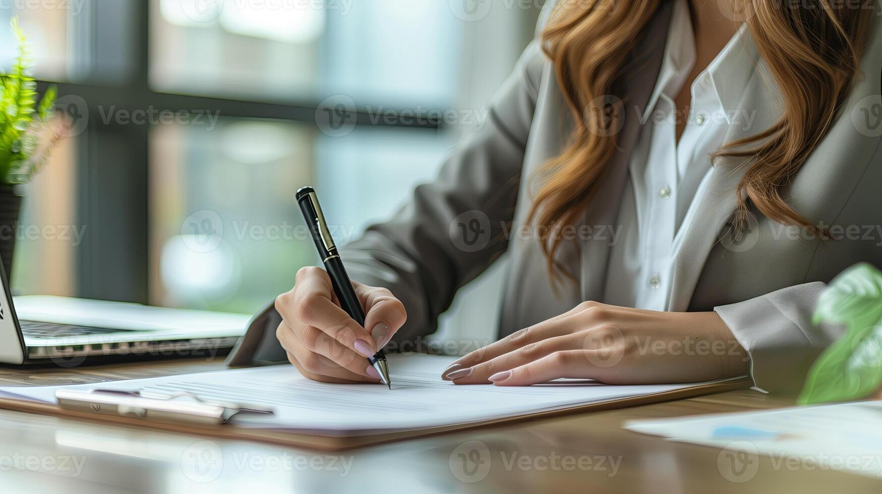 ai genererad affärskvinna använder sig av penna signering, skrivande i kontor foto