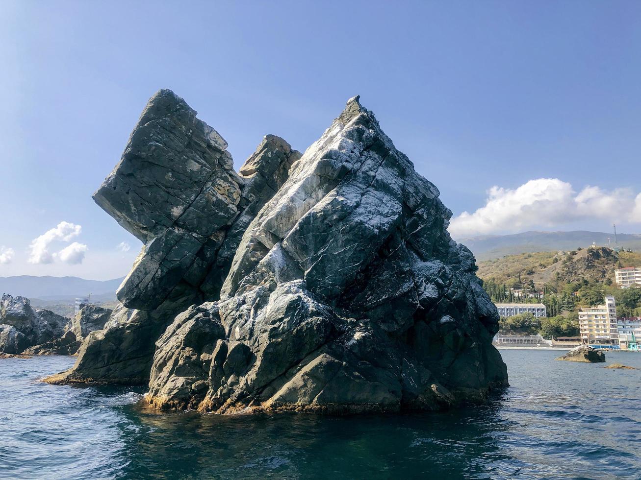 stor sten i vatern. svarta havet, crimea foto