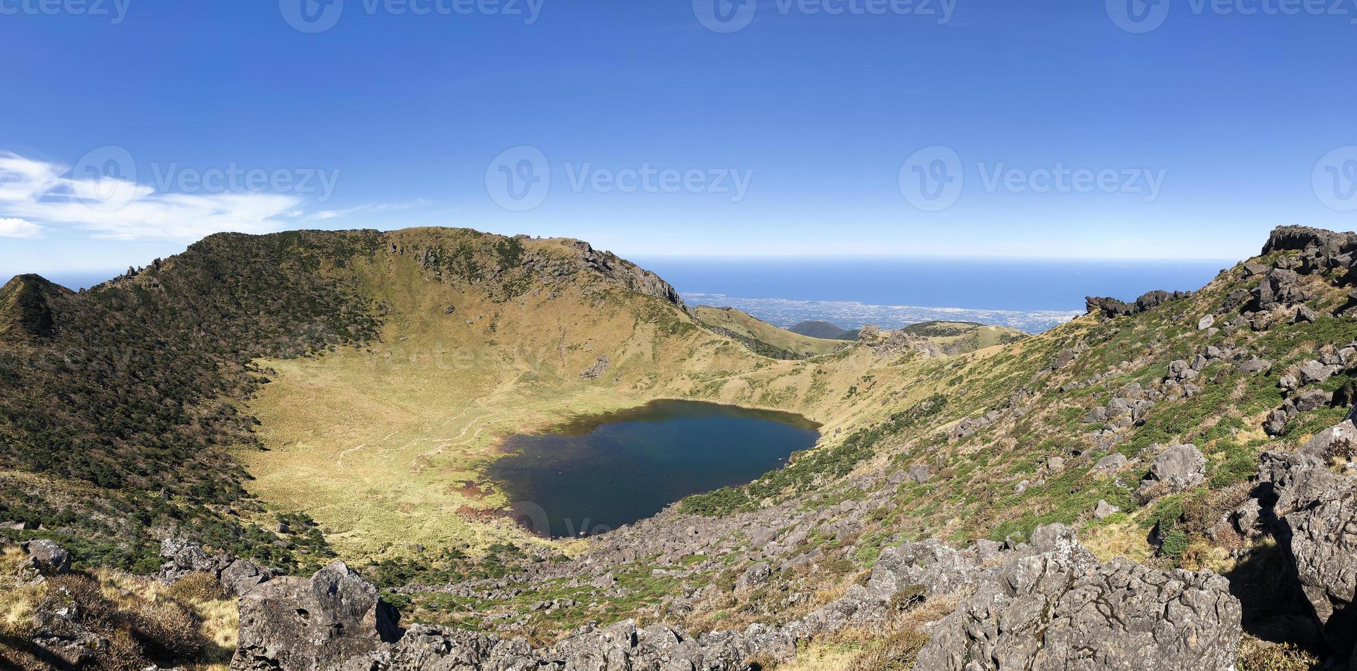 utsikt till kratern av hallasan vulkan. ön Jeju, Sydkorea foto