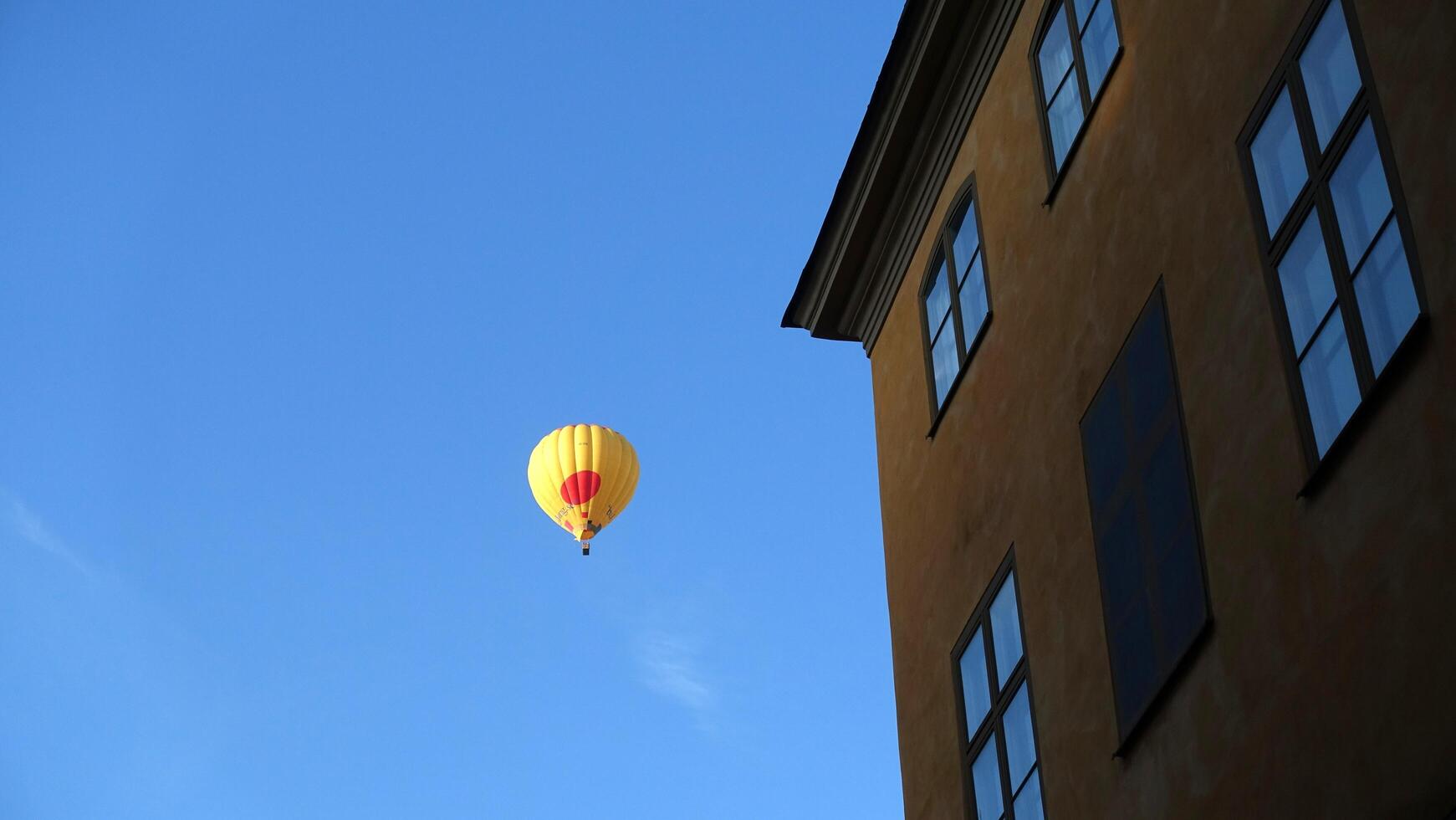 gående i de historisk Centrum av stockholm. du kan ser de konstruktion webbplats kranar och en varm luft ballong. foto