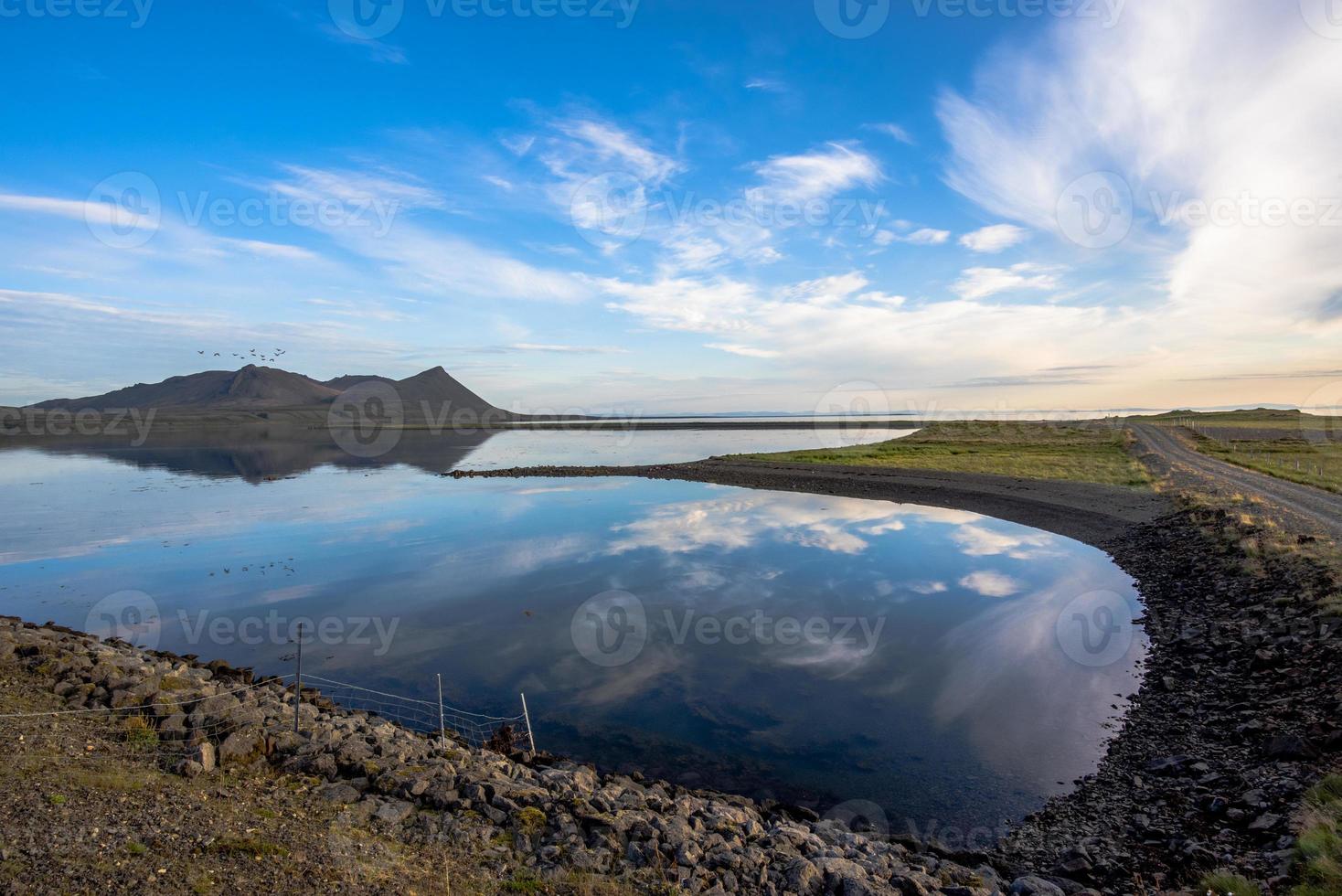 2021 08 10 snaefellsnes reflektioner mellan klippor och berg foto