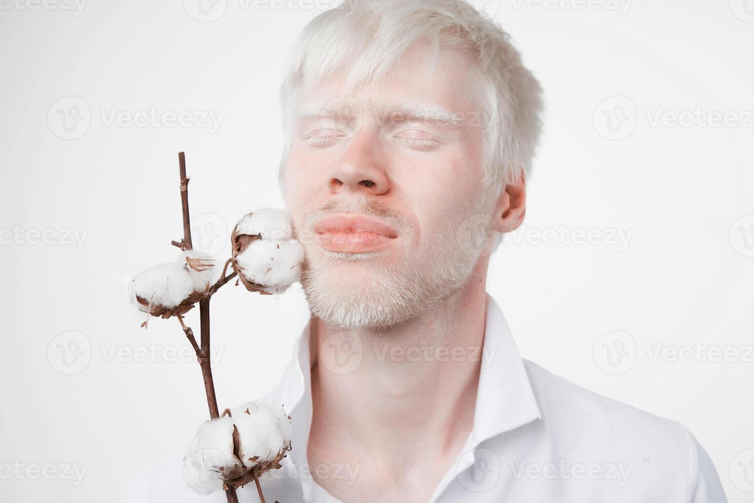 albinism albino man i studio klädd t-shirt isolerat på en vit bakgrund. onormal avvikelser. ovanlig utseende foto