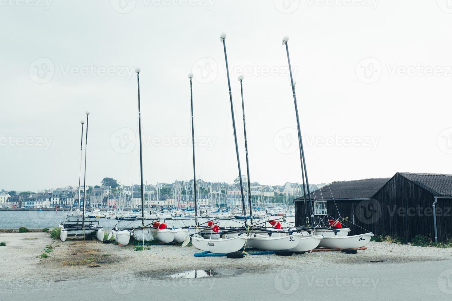 morgat, Frankrike 29 Maj 2018 katamaraner lagring utan segel parkerad på de strand foto