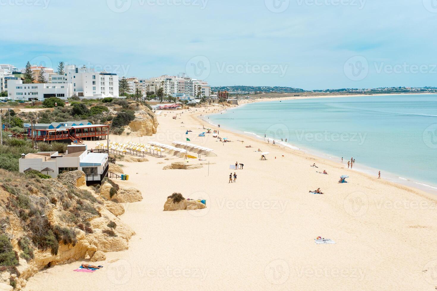 armacao de pera algarve portugal. skön se på atlanten hav på dag tid och stad foto