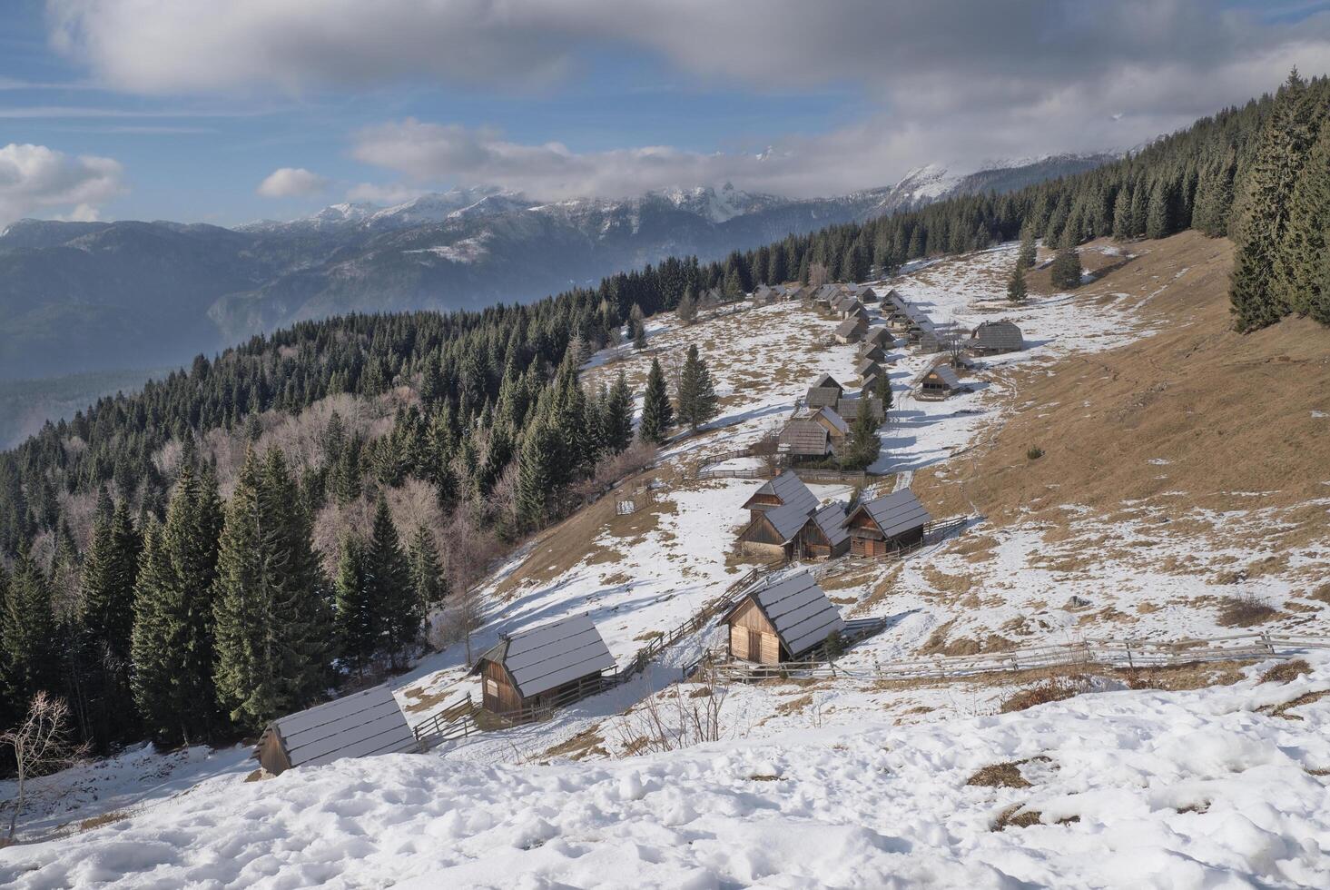 slovenien planina zajamniki by i vinter- foto