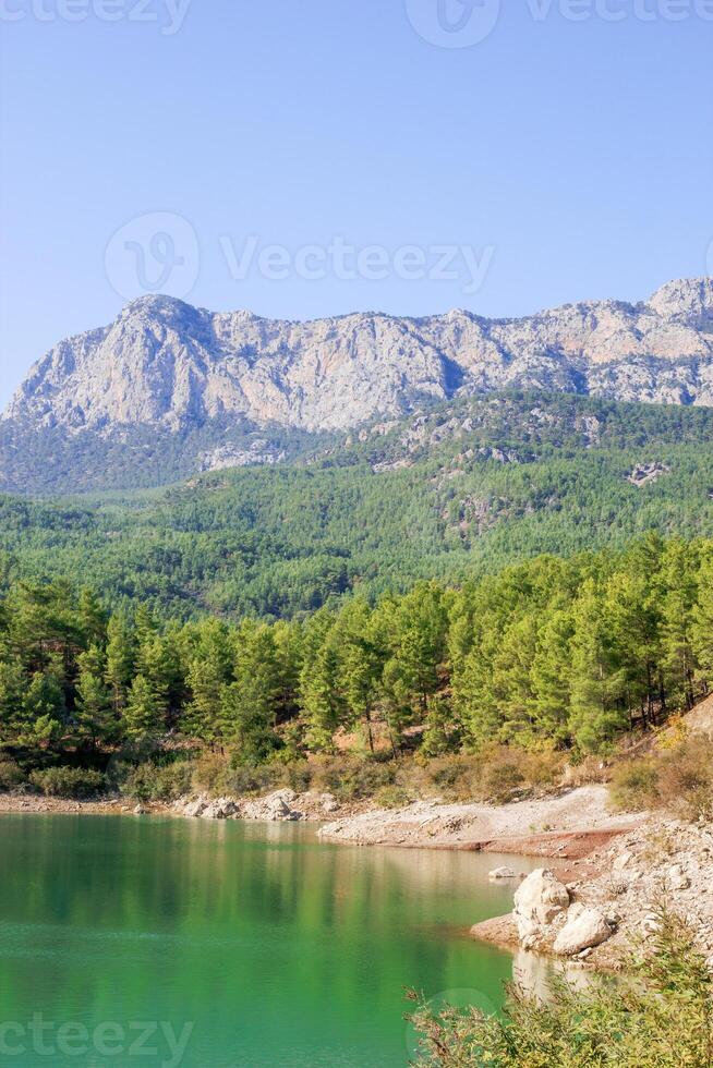 naturskön se av doyran damm med reflexion av berg. antalya, Kalkon. foto