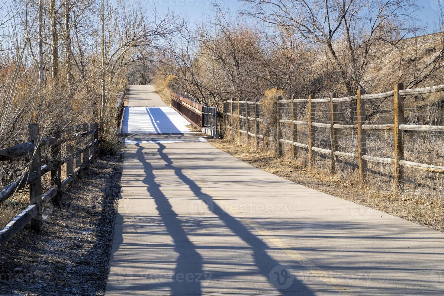 vinter- morgon- på en cykel spår och gångbro täckt förbi frost i fort collins, colorado foto