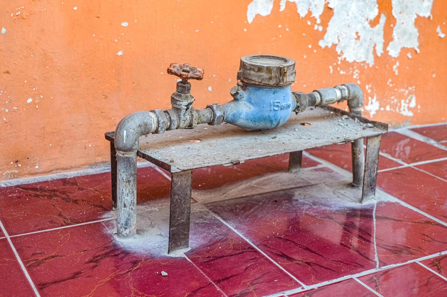 ett gammal vatten meter i indonesiaq foto