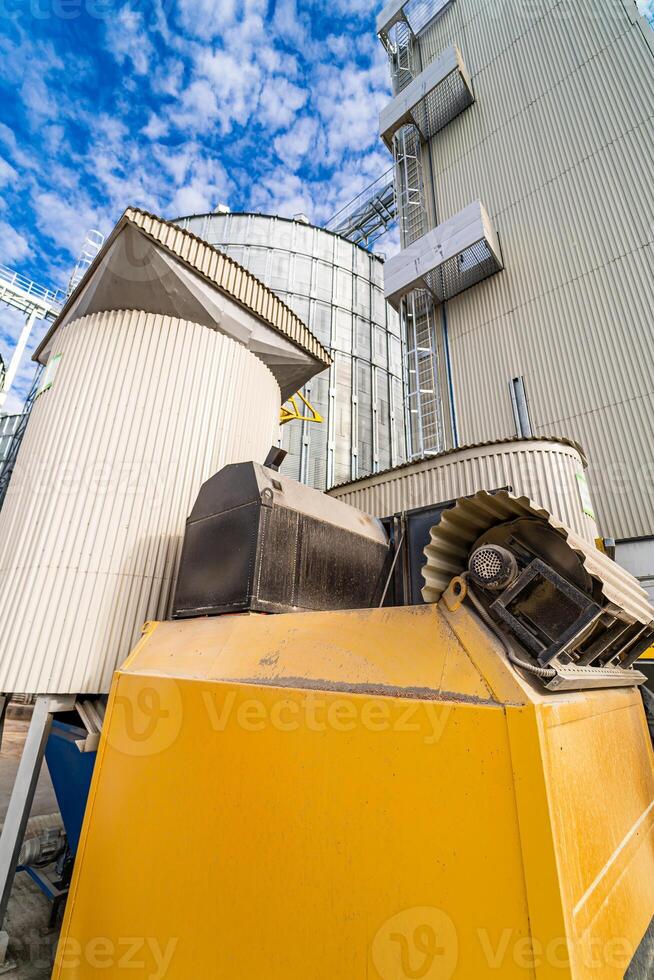 beskurna se av de stor metall tankar på spannmålsmagasin. enskild cisterner nära industriell stål silo. hissar i industriell zon. närbild foto