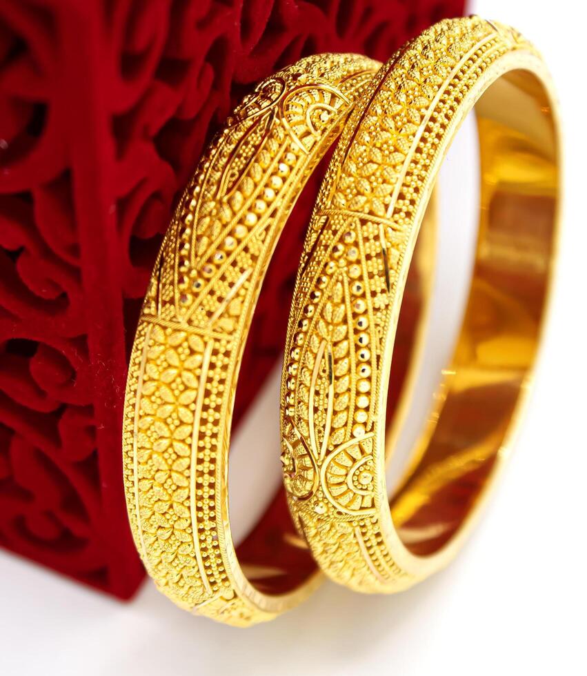 indisk design guld armband isolerat på vit bakgrund foto