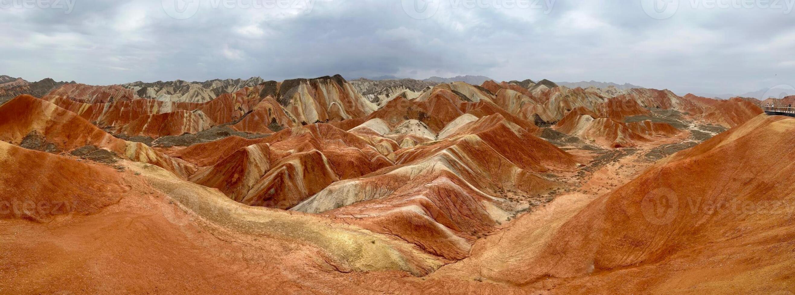 Fantastisk landskap av Kina bergen och blå himmel bakgrund i solnedgång. zhangye danxia nationell geopark, gansu, Kina. färgrik landskap, regnbåge kullar, ovanlig färgad stenar, sandsten erosion foto