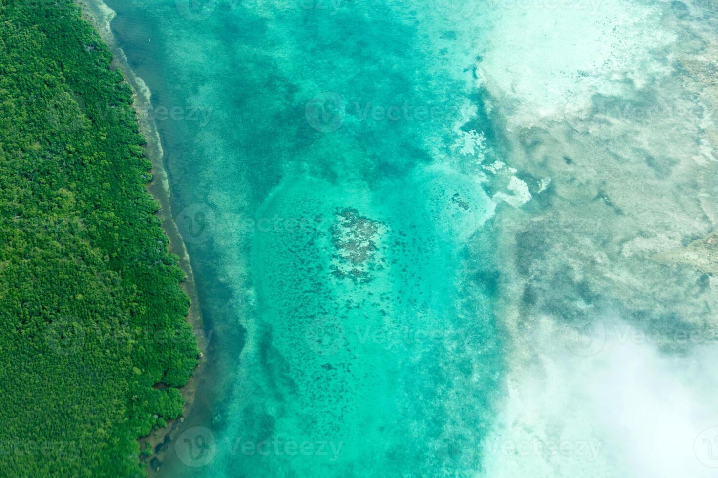 belize cayes - små tropisk ö på barriär rev med paradis strand - känd för dykning, snorkling och avkopplande semester - karibiska hav, belize, central Amerika foto