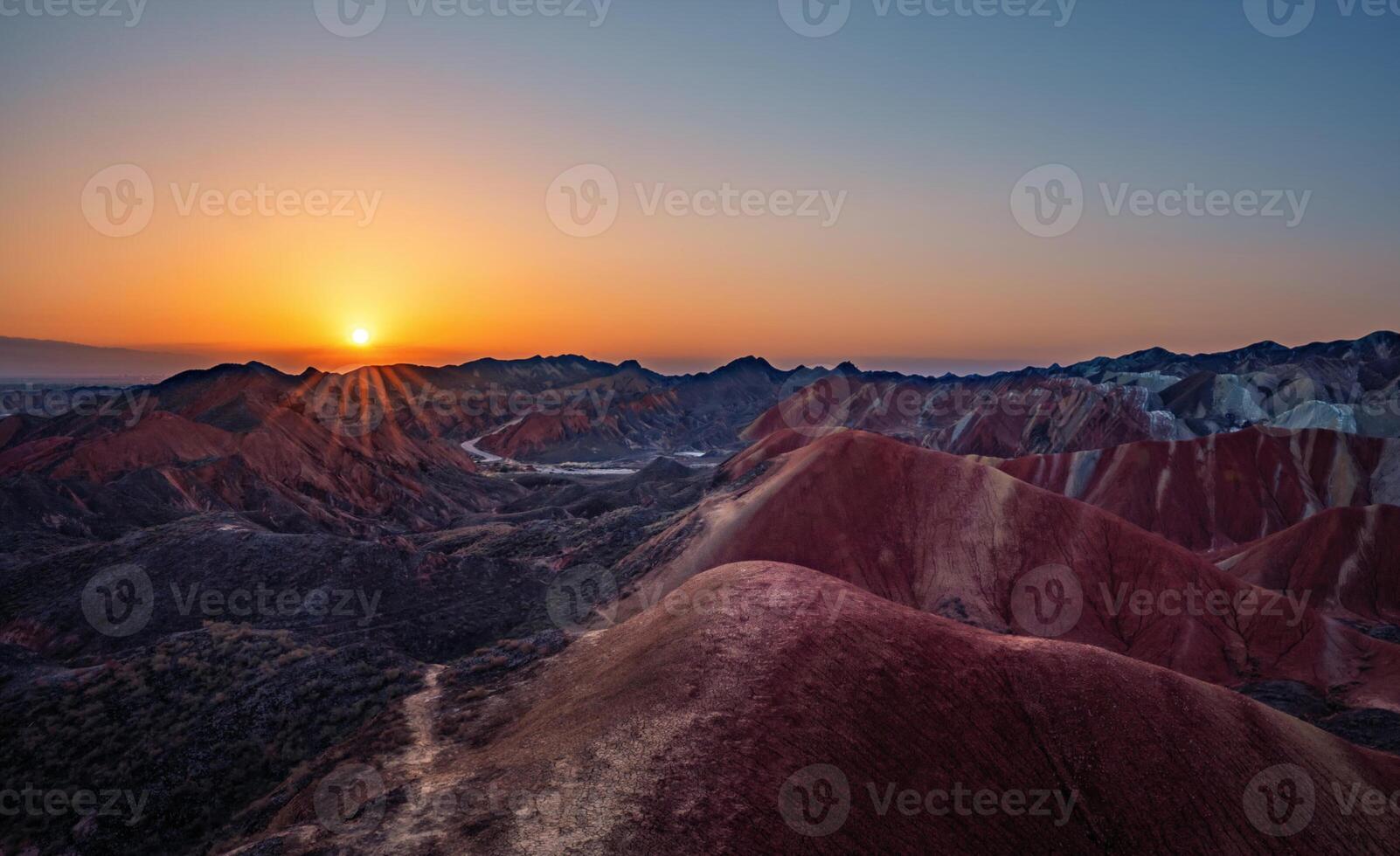 Fantastisk landskap av Kina bergen och blå himmel bakgrund i solnedgång. zhangye danxia nationell geopark, gansu, Kina. färgrik landskap, regnbåge kullar, ovanlig färgad stenar, sandsten erosion foto