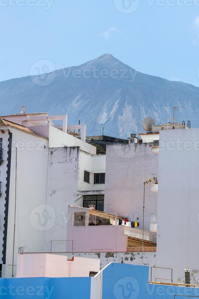 skön se med gammal hus i santiago del teide små stad i de Västra del av de ö teneriffa, kanariefågel öar, spanien. foto