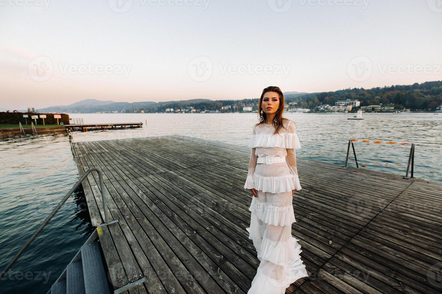 brud i vit bröllop klänning i de gammal stad av velden am w rthersee.model i en bröllop klänning i austria.alperna foto