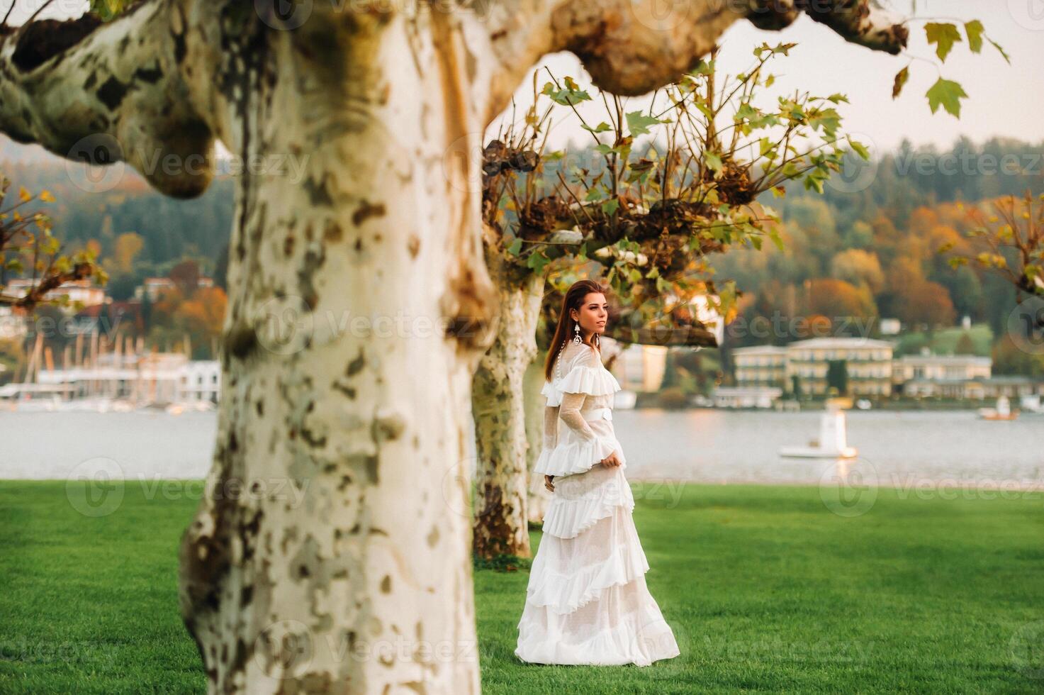 en brud i en vit bröllop klänning med en bälte i de gammal stad av velden am werter se en modell i ett österrikiska bröllop dress.alps foto