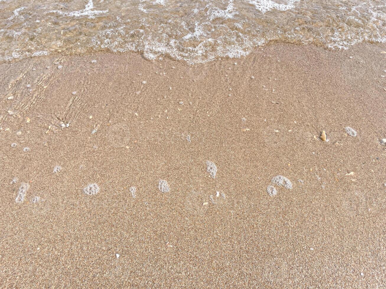 mjuk Vinka av blå hav på sandig strand. bakgrund.aa foto