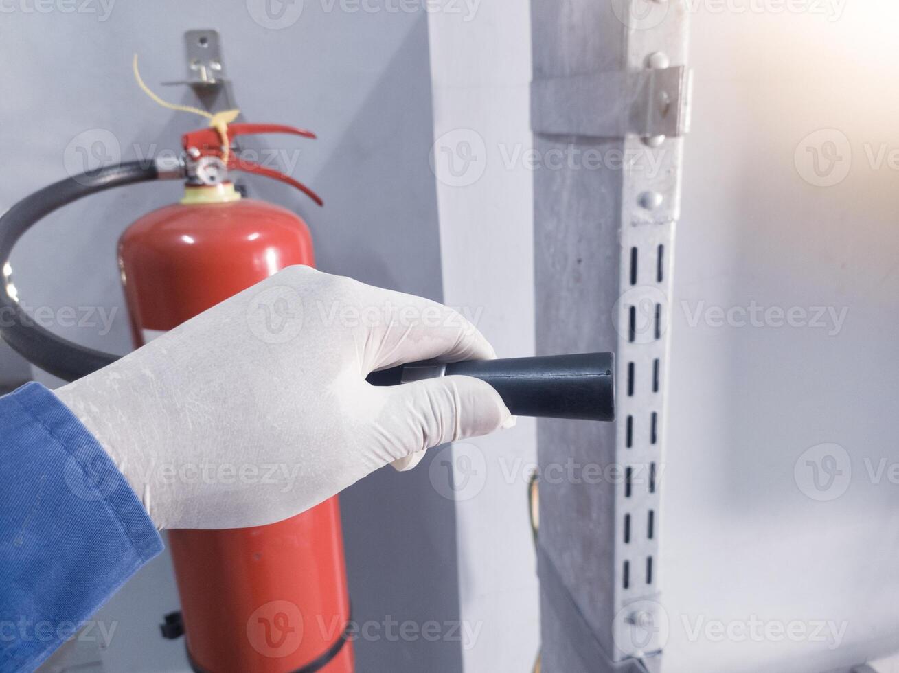 kolla upp och inspektion de munstycke ventil brand eldsläckare, tillstånd pulver på de rör brand eldsläckare. foto
