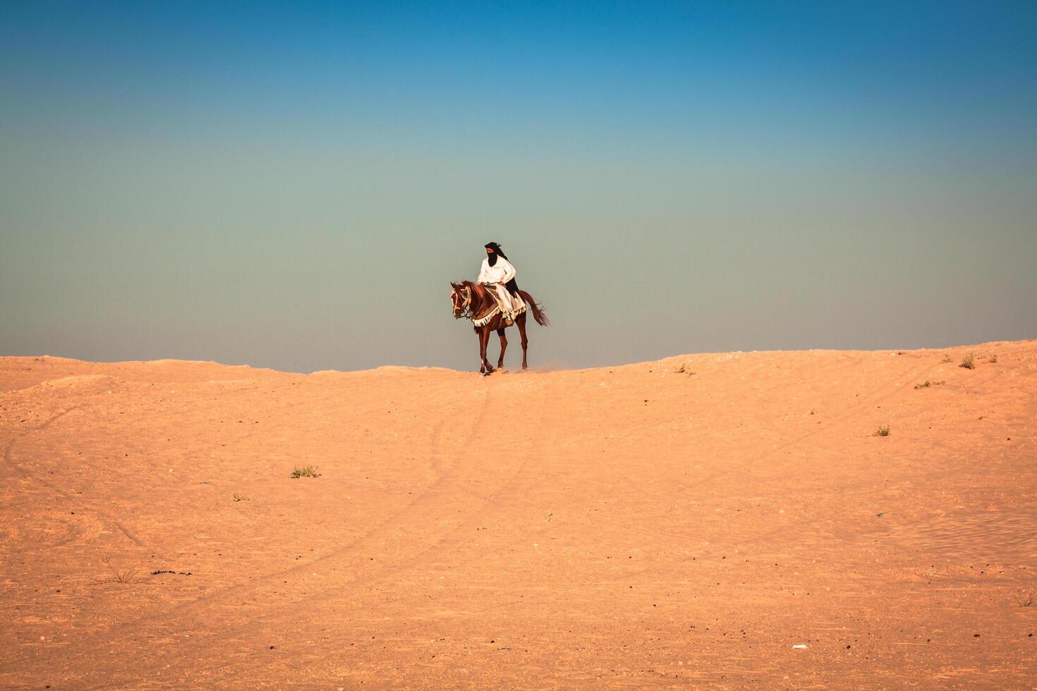 lokal- människor på hästar, i de känd saraha öknen, douz, tunisien foto