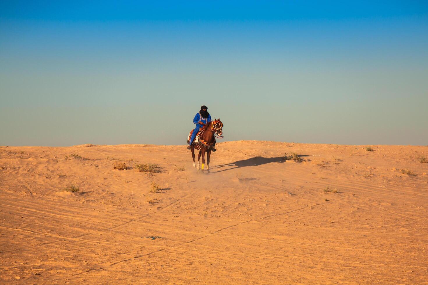 lokal- människor på hästar, i de känd saraha öknen, douz, tunisien foto