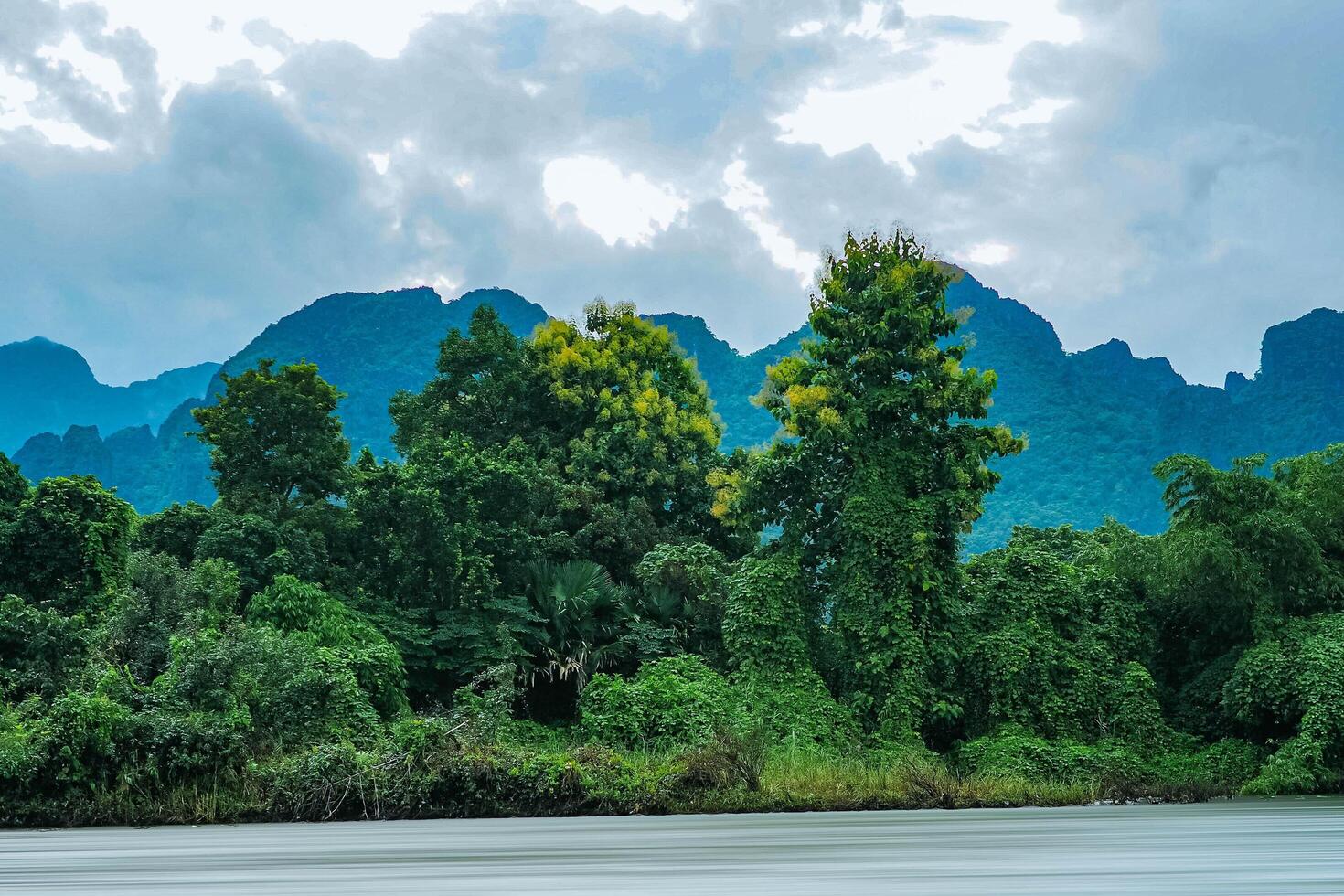 ett antenn se av de flod och de bergen av vang vieng, laos. Asien-Stillahavsområdet. foto