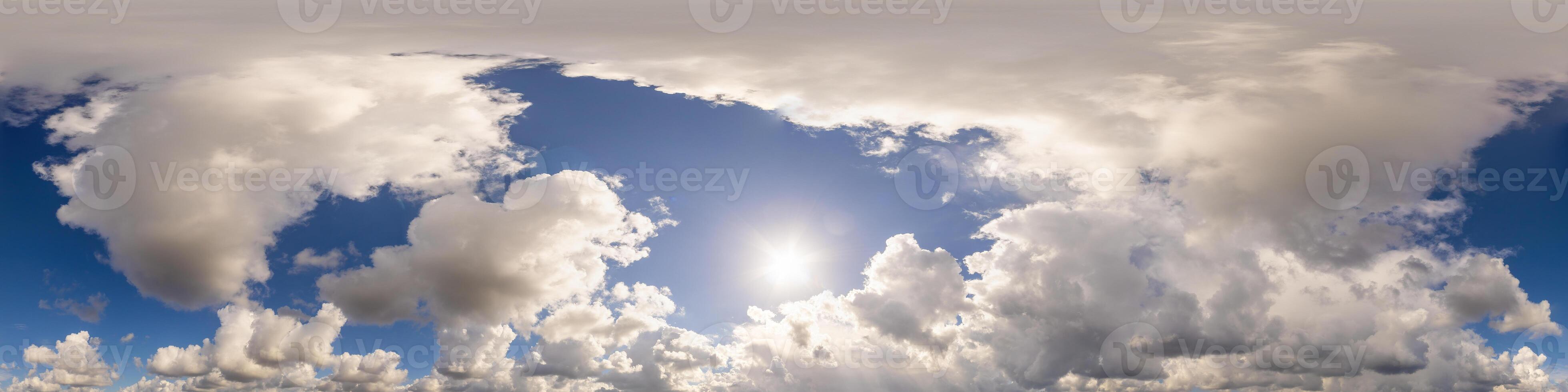 blå himmel panorama med pösigt stackmoln moln. sömlös hdr pano i sfärisk likriktad formatera. himmel kupol eller zenit för 3d visualisering, spel och himmel ersättning för antenn Drönare 360 panoramabilder. foto