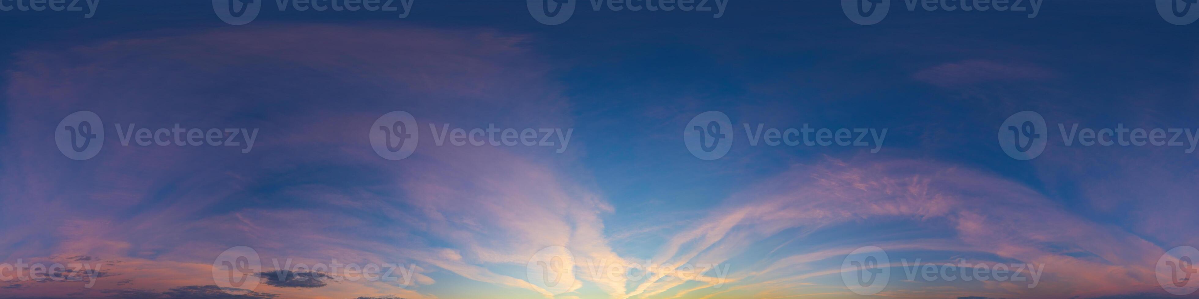 mörk blå solnedgång himmel panorama med rosa cirrus moln. sömlös hdr 360 panorama i sfärisk likriktad formatera. full zenit för 3d visualisering, himmel ersättning för antenn Drönare panoramabilder. foto