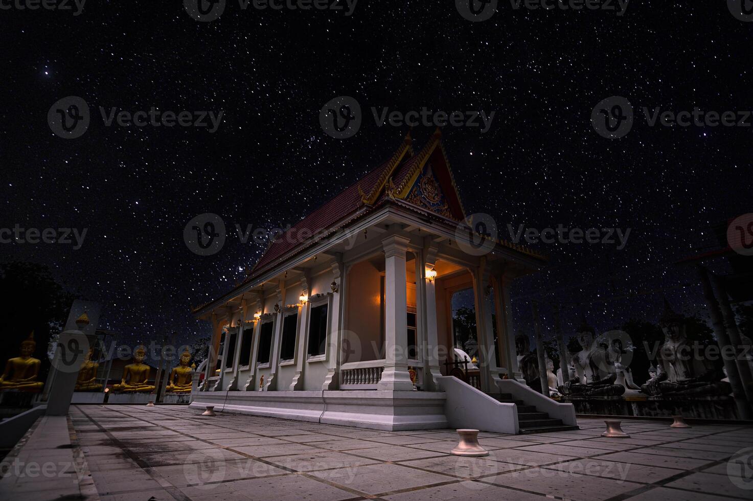 watpapromyan buddhistiska tempel respekt, lugnar sinnet. i thailand, chachoengsao-provinsen foto