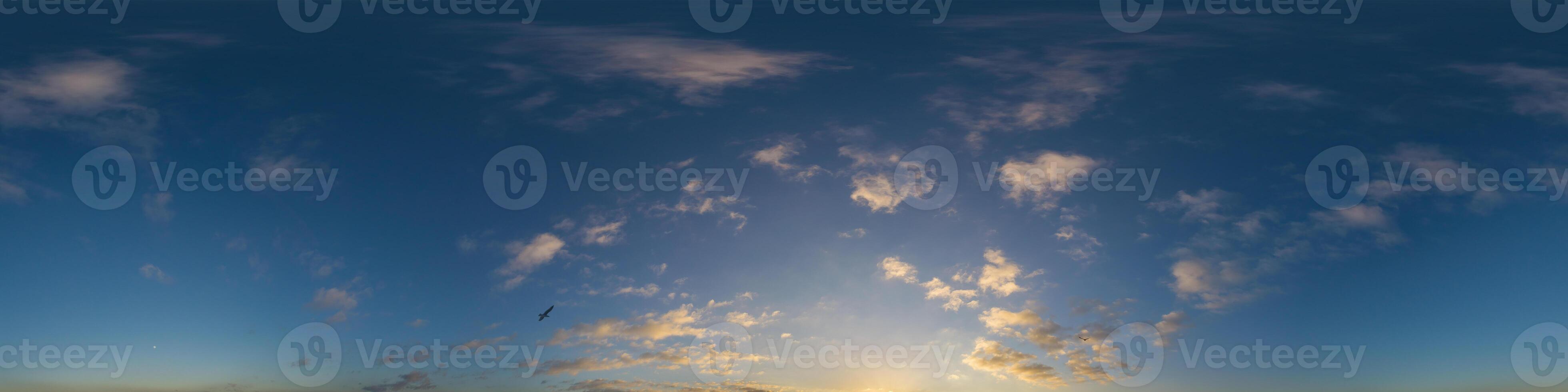 mörk blå solnedgång himmel panorama med stackmoln moln. sömlös hdr pano i sfärisk likriktad formatera. komplett zenit för 3d visualisering, spel och himmel ersättning för antenn Drönare 360 panoramabilder. foto