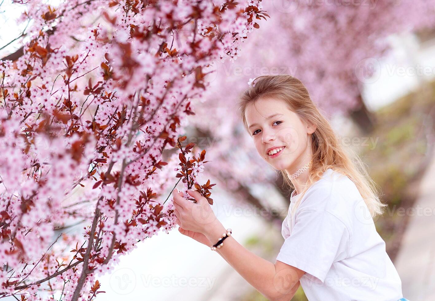 flicka bland skön körsbär blommar i full blomma foto