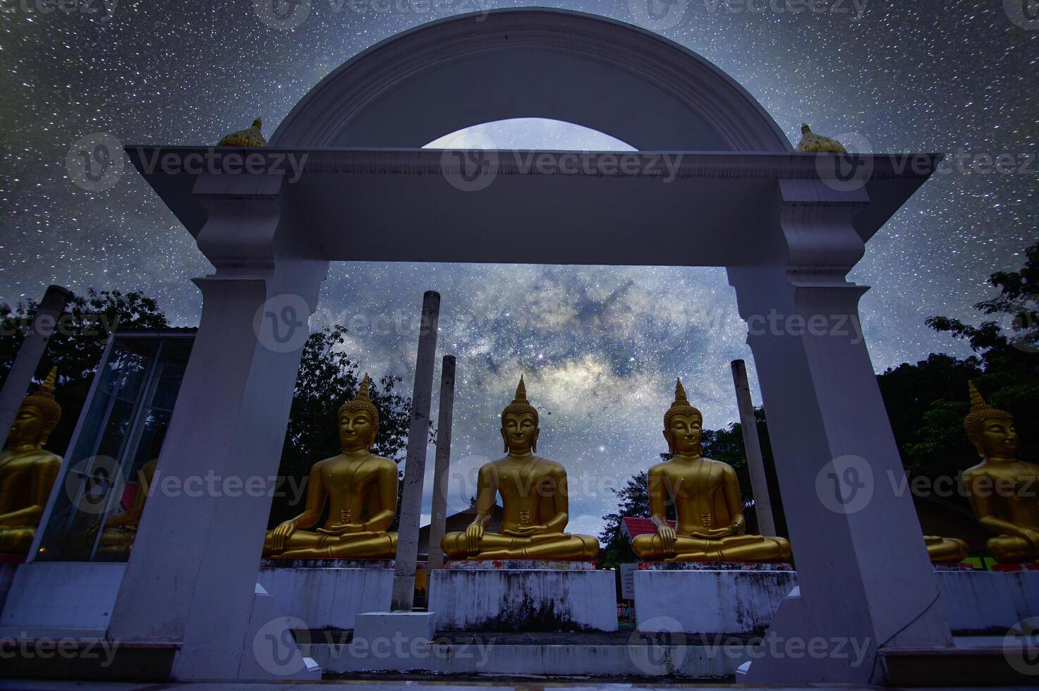 watpapromyan buddhistiska tempel respekt, lugnar sinnet. i thailand, chachoengsao-provinsen foto