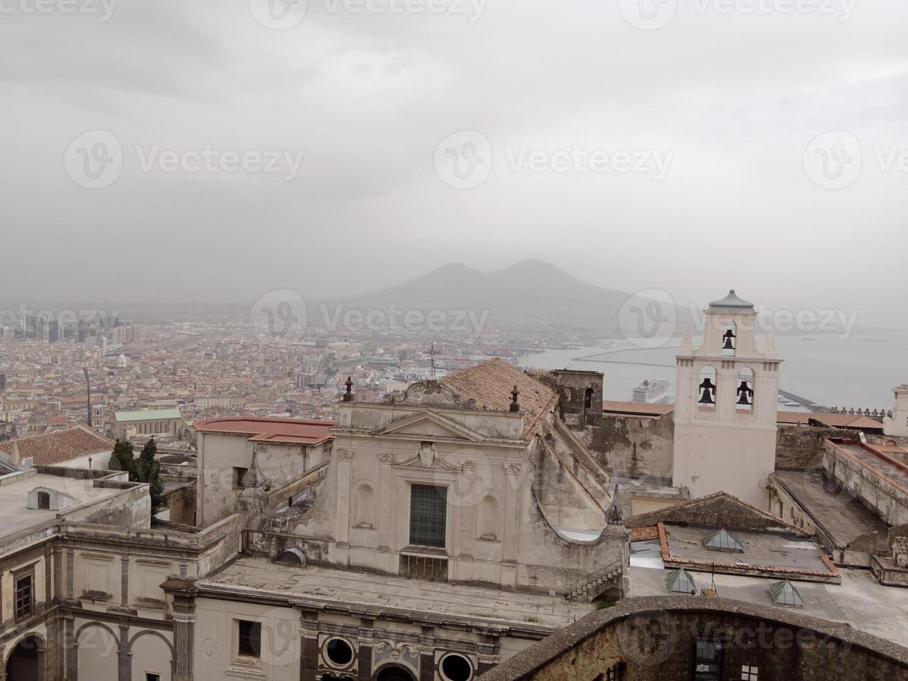 panorama av neapel från castel sant'elmo erbjudanden en hisnande se av de stadens vibrerande gator, historisk landmärken, och de fascinerande skönhet av de bukt av neapel foto